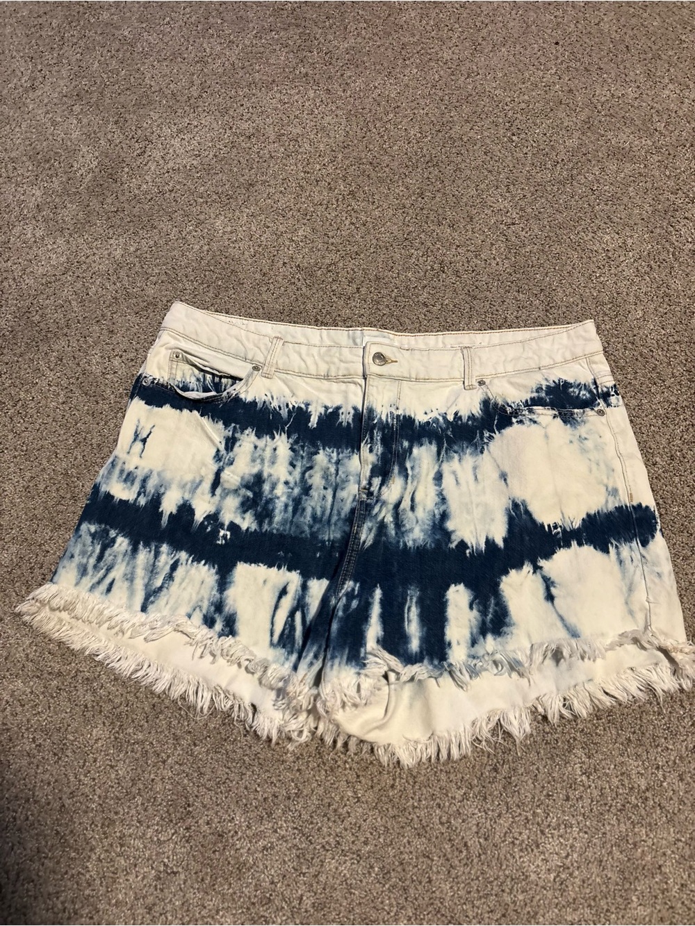 ⭐️True Craft Tie-Dye Frayed Denim Shorts - Blue & White